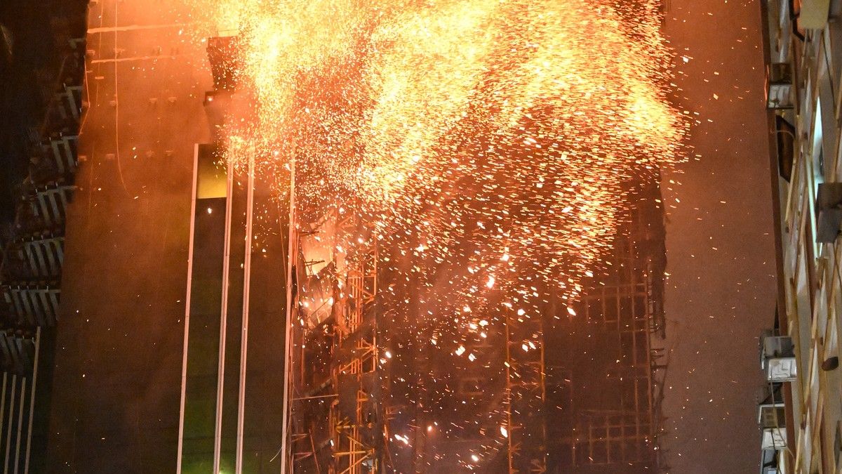 Video: Mrakodrap v Hongkongu zachvátil mohutný požár